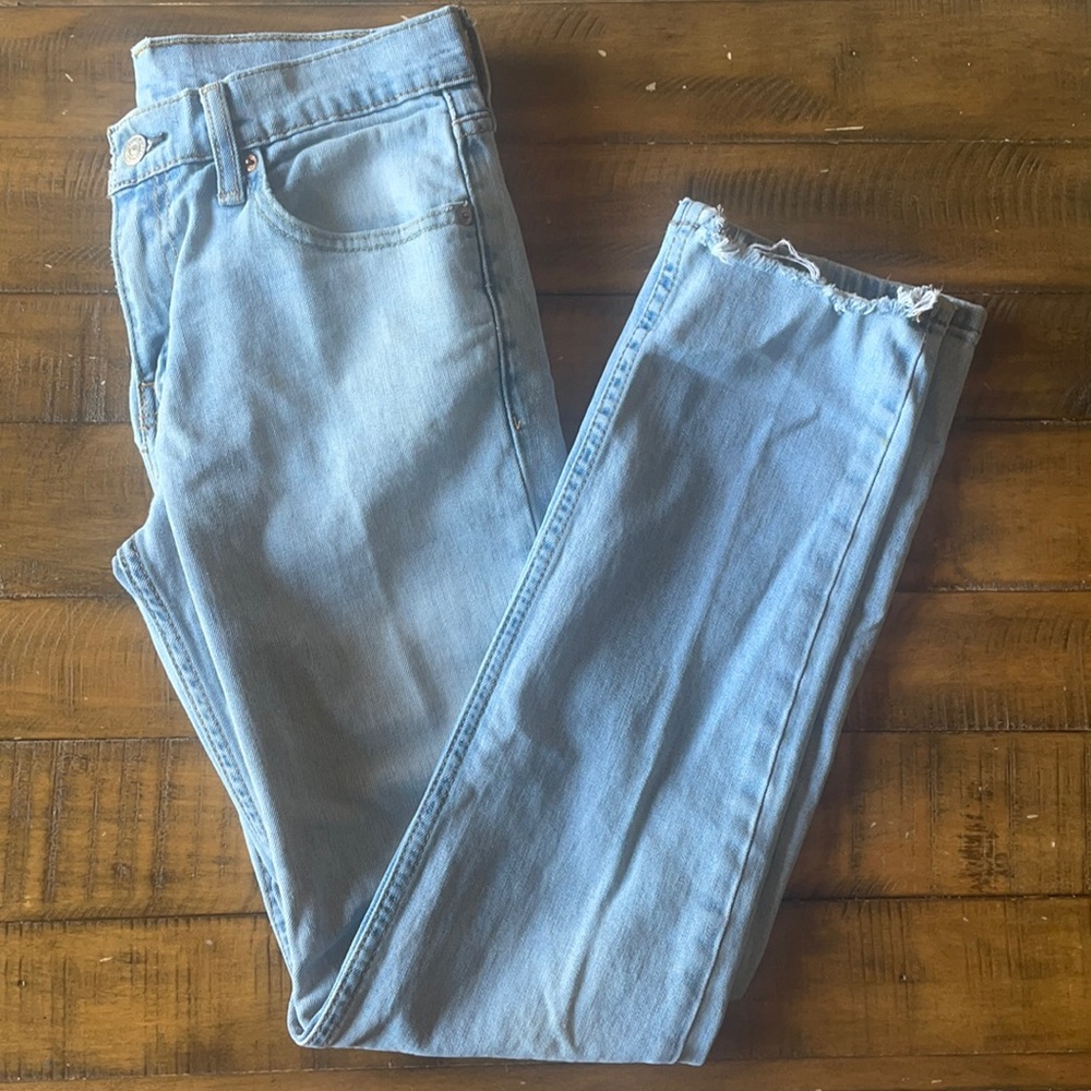 Levi straight leg Jean in light wash